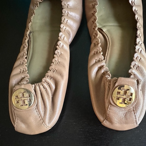 TORY BURCH REESE Slip On Tassel Logo Ballet Flats Tan Size 8 Round Toes - Picture 3 of 7